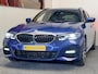 BMW 3-Serie TOURING 330E XDRIVE 4X4 PHEV HIGH EXECUTIVE M PAKKET LEDER/ALCANTARA NAVIGATIE CRUISE CONTROL PANORAMA SCHUIF/KANTELDAK APPLE CARPLAY/ANDROID KEYLESS GO UITKLAPBARE TREKHAAK PDC ZEER MOOI !!