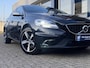 Volvo V40 1.5 T3 Polar+ Sport / Automaat / NL-Auto / Dealer-Onderhouden / Cruise-Control / Climate-Control / Stoelverwarming / Harman-Kardon Audio / Afneembare-Trekhaak / LED / Keyless / DAB Radio-Bluetooth / Navi / Camera / 17'' LMV / ENZ.