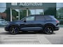 Volkswagen Touareg 3.0 V6 TFSi 4WD R-Line VW-garantie 5jaar / 100.000km | Panoramisch schuifdak | Trekhaak elektrisch | Adaptieve Cruise Control | Leder "Puglia" "R-logo' zwart/ blauwe stikking | 22" Lichtmetalen velgen "Estoril", zwart