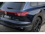 Volkswagen Touareg 3.0 V6 TFSi 4WD R-Line VW-garantie 5jaar / 100.000km | Panoramisch schuifdak | Trekhaak elektrisch | Adaptieve Cruise Control | Leder "Puglia" "R-logo' zwart/ blauwe stikking | 22" Lichtmetalen velgen "Estoril", zwart