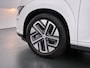 Hyundai Kona Electric EV Comfort 64kWh FACELIFT SOH 100% Fase 3 Laden All-Season Banden Navi Ecc Adap.Cruise Camera Krell®-Audio Apple Carplay Android Auto Keyless Subwoofer Led Lmv Rijstrooksensor Forward Collision-Avoidance Bluetooth 1e Eigenaar Origineel Nederlandse Auto