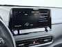 Hyundai Kona Electric EV Comfort 64kWh FACELIFT SOH 100% Fase 3 Laden All-Season Banden Navi Ecc Adap.Cruise Camera Krell®-Audio Apple Carplay Android Auto Keyless Subwoofer Led Lmv Rijstrooksensor Forward Collision-Avoidance Bluetooth 1e Eigenaar Origineel Nederlandse Auto