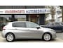 Peugeot 308 110 Pk Benzine * Sportief * 5-Deurs Style uitvoering * Navigatie * Cruise Control * Parkeersensoren * 16" L.M. Velgen * DAB Radio * NAP Kilometerpas * Vingerhoets; Vierde Generatie Eersteklas Service. Al meer dan 100 jaar een begrip in de Brabantse Kempen,