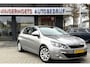 Peugeot 308 110 Pk Benzine * Sportief * 5-Deurs Style uitvoering * Navigatie * Cruise Control * Parkeersensoren * 16" L.M. Velgen * DAB Radio * NAP Kilometerpas * Vingerhoets; Vierde Generatie Eersteklas Service. Al meer dan 100 jaar een begrip in de Brabantse Kempen,
