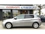Peugeot 308 110 Pk Benzine * Sportief * 5-Deurs Style uitvoering * Navigatie * Cruise Control * Parkeersensoren * 16" L.M. Velgen * DAB Radio * NAP Kilometerpas * Vingerhoets; Vierde Generatie Eersteklas Service. Al meer dan 100 jaar een begrip in de Brabantse Kempen,