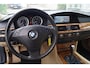 BMW 5-Serie 530i High Executive Sedan Autom Leder Sportst Stoelverw Navi Clima Xenon Cruise 2x PDC LMV Trekh ENZ NL Auto.