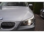 BMW 5-Serie 530i High Executive Sedan Autom Leder Sportst Stoelverw Navi Clima Xenon Cruise 2x PDC LMV Trekh ENZ NL Auto.