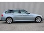 BMW 3-Serie Touring 318i High Executive | M-Pakket | Navigatie | Cruise control | Clima | Alcantara sportstoelen | Stoelverwarming | Zwarte hemel | Zeer nette BMW | Nieuwe distributie ketting |
