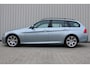 BMW 3-Serie Touring 318i High Executive | M-Pakket | Navigatie | Cruise control | Clima | Alcantara sportstoelen | Stoelverwarming | Zwarte hemel | Zeer nette BMW | Nieuwe distributie ketting |