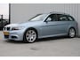 BMW 3-Serie Touring 318i High Executive | M-Pakket | Navigatie | Cruise control | Clima | Alcantara sportstoelen | Stoelverwarming | Zwarte hemel | Zeer nette BMW | Nieuwe distributie ketting |