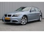 BMW 3-Serie Touring 318i High Executive | M-Pakket | Navigatie | Cruise control | Clima | Alcantara sportstoelen | Stoelverwarming | Zwarte hemel | Zeer nette BMW | Nieuwe distributie ketting |