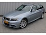 BMW 3-Serie Touring 318i High Executive | M-Pakket | Navigatie | Cruise control | Clima | Alcantara sportstoelen | Stoelverwarming | Zwarte hemel | Zeer nette BMW | Nieuwe distributie ketting |