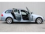 BMW 3-Serie Touring 318i High Executive | M-Pakket | Navigatie | Cruise control | Clima | Alcantara sportstoelen | Stoelverwarming | Zwarte hemel | Zeer nette BMW | Nieuwe distributie ketting |