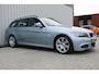 BMW 3-Serie Touring 318i High Executive | M-Pakket | Navigatie | Cruise control | Clima | Alcantara sportstoelen | Stoelverwarming | Zwarte hemel | Zeer nette BMW | Nieuwe distributie ketting |