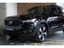 Volvo XC40 T4 Recharge R-Design | Adaptive Cruise Control | Semi-Electrische wegklapbare trekhaak | Harman Kardon Premium Audio | Panoramadak | Stoelverwarming | 360° Parkeercamera | Parkeersensoren voor + achter | Volvo on Call