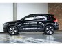 Volvo XC40 T4 Recharge R-Design | Adaptive Cruise Control | Semi-Electrische wegklapbare trekhaak | Harman Kardon Premium Audio | Panoramadak | Stoelverwarming | 360° Parkeercamera | Parkeersensoren voor + achter | Volvo on Call