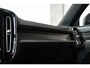 Volvo XC40 T4 Recharge R-Design | Adaptive Cruise Control | Semi-Electrische wegklapbare trekhaak | Harman Kardon Premium Audio | Panoramadak | Stoelverwarming | 360° Parkeercamera | Parkeersensoren voor + achter | Volvo on Call
