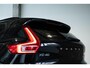 Volvo XC40 T4 Recharge R-Design | Adaptive Cruise Control | Semi-Electrische wegklapbare trekhaak | Harman Kardon Premium Audio | Panoramadak | Stoelverwarming | 360° Parkeercamera | Parkeersensoren voor + achter | Volvo on Call