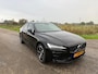 Volvo S60 2.0 B4 Plus Dark | Sportstoelen | 19 inch Lichtmetalen Velgen | Stoelverwarming | Apple Carplay | Android Auto | Achteruitrijcamera | BLIS | Keyless Entry