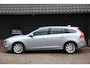 Volvo V60 2.0 D3 Momentum Leer/Navigatie/Adaptive/Blis/Parkeersensor/Trekhaak afneembaar