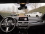 BMW X1 sDrive20i ParelWeiss | Full Options | HUD | NavPro | Stoelverw | All wheater | Uniek