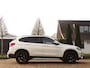 BMW X1 sDrive20i ParelWeiss | Full Options | HUD | NavPro | Stoelverw | All wheater | Uniek