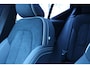 Volvo EX40 Twin Motor Plus Black Edition 82 kWh | 360" Camera | Panoramadak | Achterbank verwarming | Stoelverwarming voorzijde | Stuurwielverwarming | Harman/Kardon audio | Elektrisch bedienbare stoelen | Bestuurdersstoel met geheugenfunctie