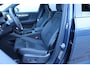 Volvo EX40 Twin Motor Plus Black Edition 82 kWh | 360" Camera | Panoramadak | Achterbank verwarming | Stoelverwarming voorzijde | Stuurwielverwarming | Harman/Kardon audio | Elektrisch bedienbare stoelen | Bestuurdersstoel met geheugenfunctie