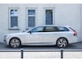 Volvo V90 T6 350pk Plug-In Hybrid Aut AWD Plus Dark | Verwarmbare voorstoelen en achterbank | Verwarmbaar stuurwiel | Lederen bekleding | Premium audio by Harman Kardon | Apple carplay/Android auto | Parkeercamera achter | Elektrisch verstelbare voorstoelen met geheugen | BLIS