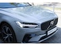 Volvo V90 T6 350pk Plug-In Hybrid Aut AWD Plus Dark | Verwarmbare voorstoelen en achterbank | Verwarmbaar stuurwiel | Lederen bekleding | Premium audio by Harman Kardon | Apple carplay/Android auto | Parkeercamera achter | Elektrisch verstelbare voorstoelen met geheugen | BLIS
