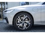 Volvo V90 T6 350pk Plug-In Hybrid Aut AWD Plus Dark | Verwarmbare voorstoelen en achterbank | Verwarmbaar stuurwiel | Lederen bekleding | Premium audio by Harman Kardon | Apple carplay/Android auto | Parkeercamera achter | Elektrisch verstelbare voorstoelen met geheugen | BLIS