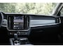 Volvo V90 T6 350pk Plug-In Hybrid Aut AWD Plus Dark | Verwarmbare voorstoelen en achterbank | Verwarmbaar stuurwiel | Lederen bekleding | Premium audio by Harman Kardon | Apple carplay/Android auto | Parkeercamera achter | Elektrisch verstelbare voorstoelen met geheugen | BLIS
