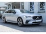 Volvo V90 T6 350pk Plug-In Hybrid Aut AWD Plus Dark | Verwarmbare voorstoelen en achterbank | Verwarmbaar stuurwiel | Lederen bekleding | Premium audio by Harman Kardon | Apple carplay/Android auto | Parkeercamera achter | Elektrisch verstelbare voorstoelen met geheugen | BLIS