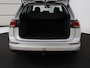 Volkswagen Golf 1.0 TSI Life | Trekhaak | Camera | Adaptive cruise | Sfeerverlichting | Carplay | Navigatie | Parkeerhulp | Climate control | Bluetooth