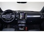 Volvo XC40 B4 Plus Dark - IntelliSafe Assist & Surround - Harman/Kardon audio - Parkeercamera achter - Parkeersensoren voor & achter - Elektr. bedienb. voorstoelen met geheugen links - Draadloze tel. lader - Elektr. inklapbare trekhaak - 18' LMV
