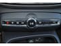 Volvo XC40 B4 Plus Dark - IntelliSafe Assist & Surround - Harman/Kardon audio - Parkeercamera achter - Parkeersensoren voor & achter - Elektr. bedienb. voorstoelen met geheugen links - Draadloze tel. lader - Elektr. inklapbare trekhaak - 18' LMV