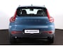 Volvo XC40 B4 Plus Dark - IntelliSafe Assist & Surround - Harman/Kardon audio - Parkeercamera achter - Parkeersensoren voor & achter - Elektr. bedienb. voorstoelen met geheugen links - Draadloze tel. lader - Elektr. inklapbare trekhaak - 18' LMV