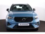 Volvo XC40 B4 Plus Dark - IntelliSafe Assist & Surround - Harman/Kardon audio - Parkeercamera achter - Parkeersensoren voor & achter - Elektr. bedienb. voorstoelen met geheugen links - Draadloze tel. lader - Elektr. inklapbare trekhaak - 18' LMV