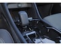 Volvo XC40 B4 Plus Dark - IntelliSafe Assist & Surround - Harman/Kardon audio - Parkeercamera achter - Parkeersensoren voor & achter - Elektr. bedienb. voorstoelen met geheugen links - Draadloze tel. lader - Elektr. inklapbare trekhaak - 18' LMV