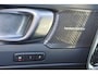 Volvo XC40 B4 Plus Dark - IntelliSafe Assist & Surround - Harman/Kardon audio - Parkeercamera achter - Parkeersensoren voor & achter - Elektr. bedienb. voorstoelen met geheugen links - Draadloze tel. lader - Elektr. inklapbare trekhaak - 18' LMV