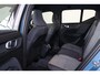 Volvo XC40 B4 Plus Dark - IntelliSafe Assist & Surround - Harman/Kardon audio - Parkeercamera achter - Parkeersensoren voor & achter - Elektr. bedienb. voorstoelen met geheugen links - Draadloze tel. lader - Elektr. inklapbare trekhaak - 18' LMV