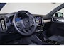 Volvo XC40 B4 Plus Dark - IntelliSafe Assist & Surround - Harman/Kardon audio - Parkeercamera achter - Parkeersensoren voor & achter - Elektr. bedienb. voorstoelen met geheugen links - Draadloze tel. lader - Elektr. inklapbare trekhaak - 18' LMV