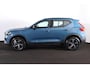 Volvo XC40 B4 Plus Dark - IntelliSafe Assist & Surround - Harman/Kardon audio - Parkeercamera achter - Parkeersensoren voor & achter - Elektr. bedienb. voorstoelen met geheugen links - Draadloze tel. lader - Elektr. inklapbare trekhaak - 18' LMV