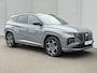Hyundai Tucson 1.6 T-GDI PHEV N Line Sky 4WD / Afn. Trekhaak ( 1350 ) / Fabrieksgarantie tot 12-2027 / Panoramadak - Schuif&Kanteldak / Dealer Onderhouden / Elektrische stoelen + Memory / Stoel Verwarming & Verkoeling / Stuurwiel Verwarming / 360 Camera / Dodehoek Detectie / Navigatie / Apple Carplay & Android Auto / DAB / Achterbank Verwarming /