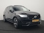 Volvo XC90 T8 Recharge AWD R-Design Plug In Hybrid 7 Persoon 394pk Dealer O.H. PHEV | Luchtvering |Trekhaak Af Fabriek | Panodak | Adaptive Cruise | Harman & Kardon | Lederen Sportstoelen Memory & Verwarmd | Keyless | Stuur Verwarmd | Virtual | Blis | Navigatie | DAB |