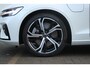 Volvo V60 T8 Plug-in hybrid AWD Plus Dark | Adaptive Cruise & Pilot Assist | Panoramadak met Schuif-/Kantelfunctie | Harman Kardon Premium Audio | Verwarmbare voorstoelen, achterbank en stuurwiel | Draadloze Telefoonlader | 19 inch Lichtmetalen velgen
