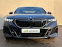 BMW i5 XDrive40 M Sport Edition 84 kWh 4WD / Fabrieksgarantie t/m 04-2028 / SOH 97,29% / Elektrische Trekhaak (1500KG) / Comfort Pack / Innovation Pack / M Sportpakket Pro / Travelpack /