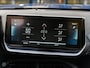 Peugeot e-2008 EV GT 50 kWh Panoramadak Trekhaak Rondomzicht Camera Cruise Control Adaptief Stoelverwarming Sfeerverlichting Navigatie Apple CarPlay Android Auto 18"
