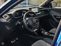 Peugeot e-2008 EV GT 50 kWh Panoramadak Trekhaak Rondomzicht Camera Cruise Control Adaptief Stoelverwarming Sfeerverlichting Navigatie Apple CarPlay Android Auto 18"