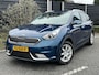 Kia Niro Hybrid ExecutiveLine 1.6 GDi 140PK Automaat Navigatie, Achteruitrijcamera, Stoelverwarming en Ventilatie, Stuurwielverwarming, Parkeersensoren, Trekhaak, Zomer en winterbandenset op lichtmetalen velgen.